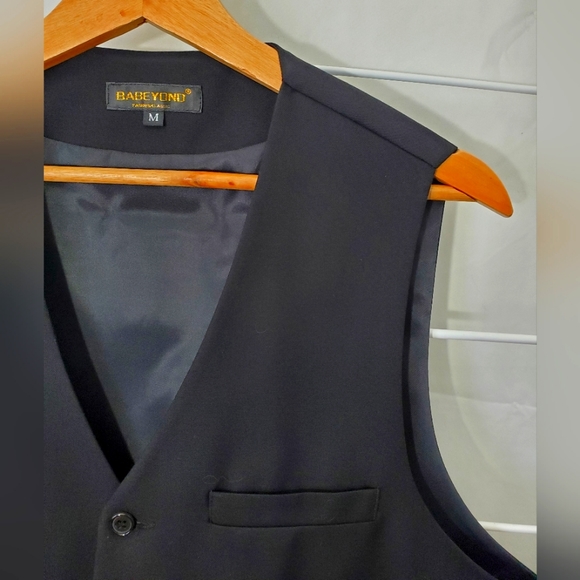 Size M Black Vest - Picture 2 of 3
